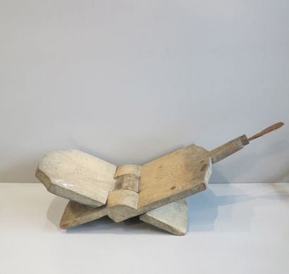 Râpe-noix de coco avec siège pliable. 

Bois...