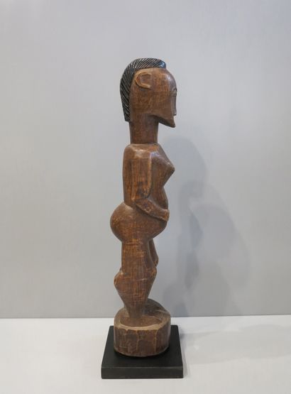 Statue féminine représentée debout sur une...
