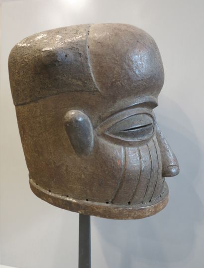 Masque heaume aux yeux mi-clos. Les joues...