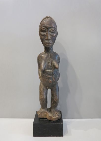 Statuette de maternité représentée debout...