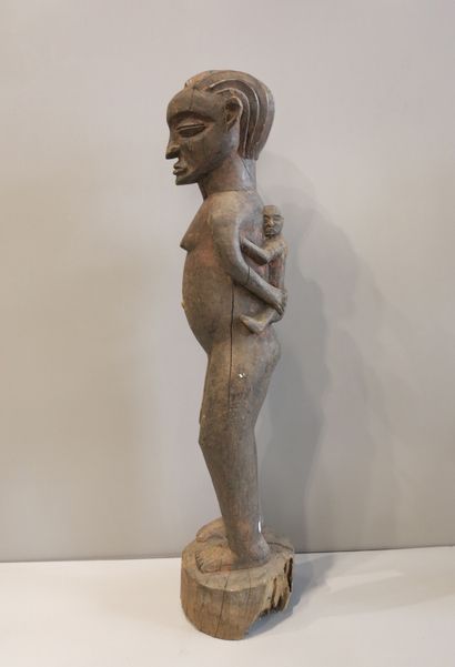 Statue anthropomorphe féminine debout tenant...