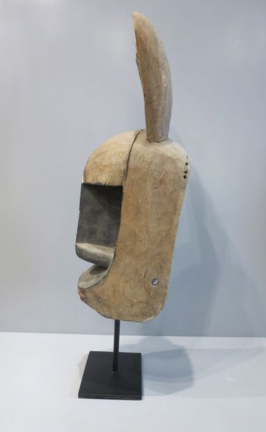 Masque zoomorphe aux longues oreilles dressées...