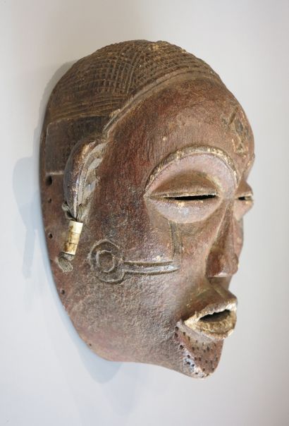 Masque aux yeux larges mis-clos et bouche...