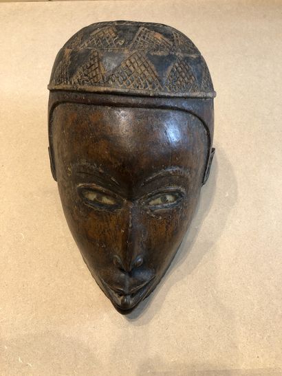 Masque anthropomorphe présentant un visage...