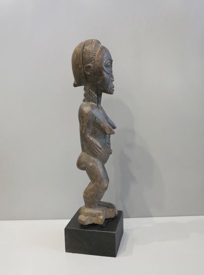 Statuette de maternité représentée debout...