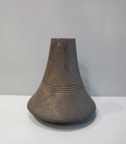 Pot à lait orné d'un décor ondulant et linéaire...