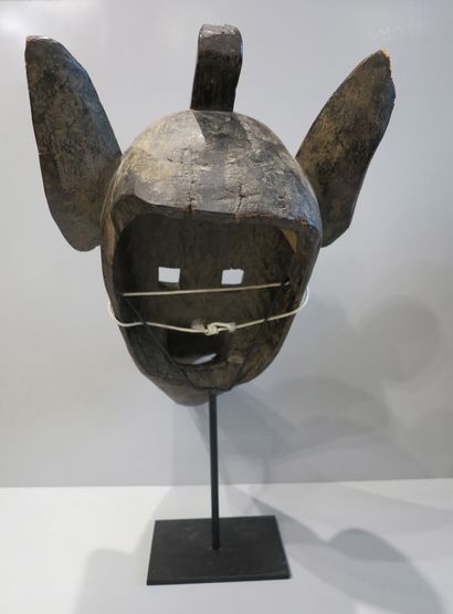 Masque zoomorphe représentant une hyène aux...