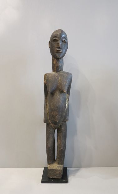 Statue Batéba de type féminin représentée...