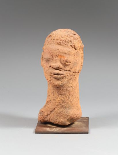 Tête anthropomorphe masculine.

Nigéria,...