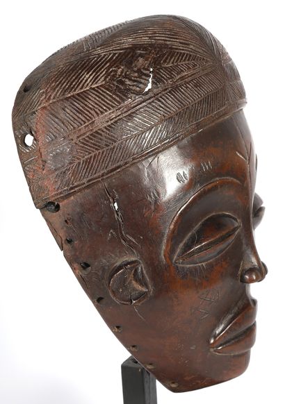 Masque présentant un visage aux yeux en grains...