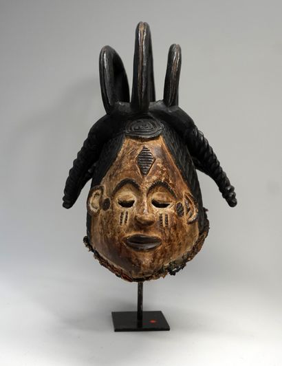 Cimier de dans présentant un visage avec...