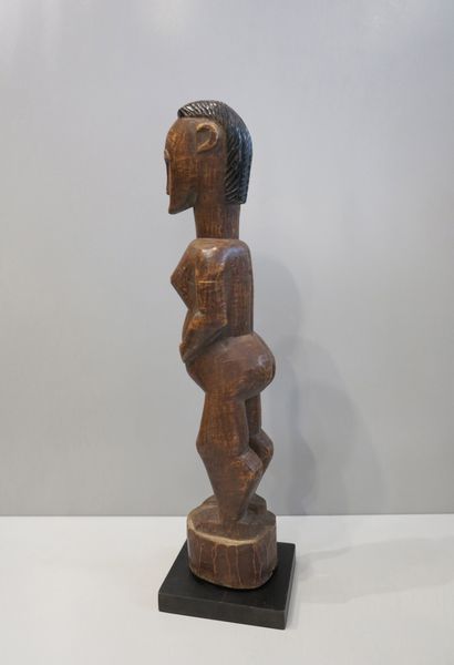 Statue féminine représentée debout sur une...