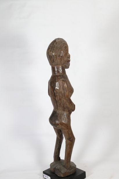 Statue féminine en bois présentée debout,...