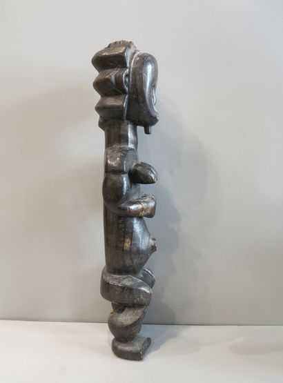 Statuette anthropomorphe féminine, debout...