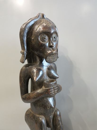 Statue anthropomorphe hermaphrodite tenant...