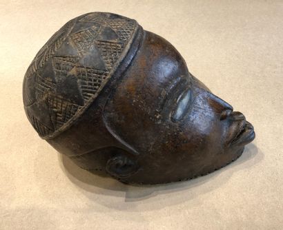 Masque anthropomorphe présentant un visage...