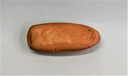 Hache polie dans une belle pierre caramel.

Néolithique.

Lg:...