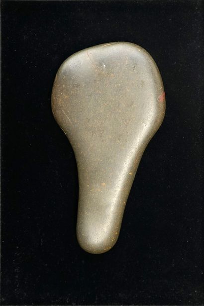 Saddle-shaped club axe in dark green polished...