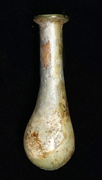 Fiole en verre irisé. Eclats et trous. Epoque...