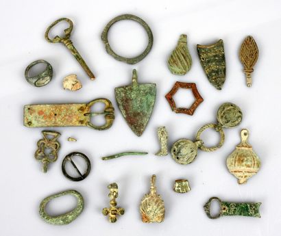 Lot de petite archéologie comprenant boucles...