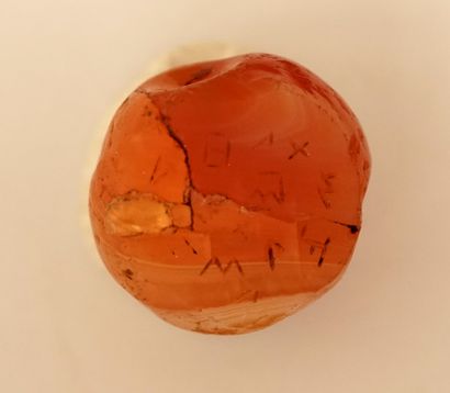 Cachet formed in a pearl presenting a writing...