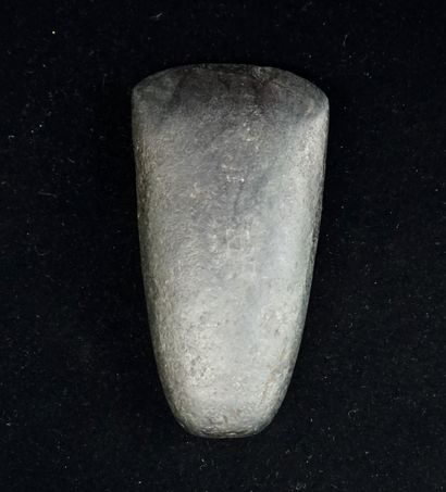 Polished axe in dark green stone. Neolithic,...