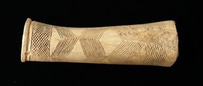 Partie d'os incisé de motifs géométriques....