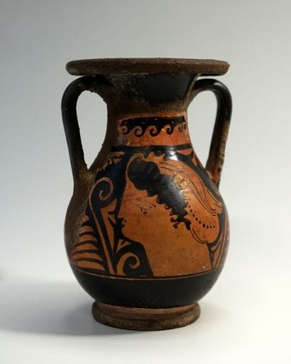 Pelike in ceramic with red figures, decorated...