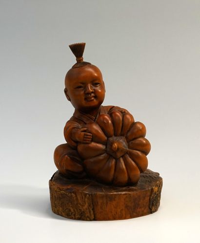 Okimono in blond boxwood with smooth patina...