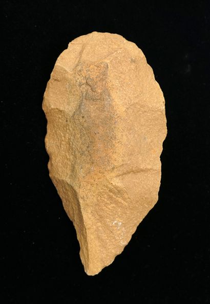 Beige flint biface. Acheulean. Lg: 20cm