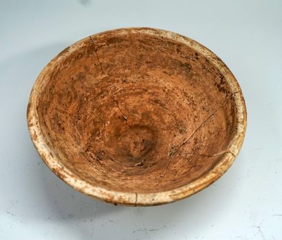 Grande coupe en terre cuite rosée, cassée...