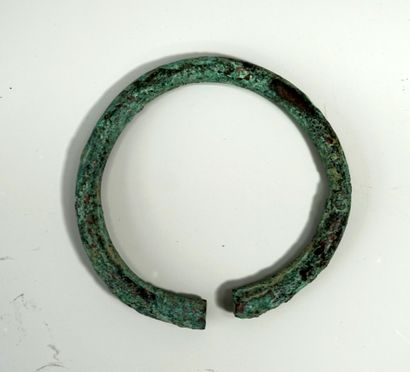 Bracelet en bronze à patine verte croûteuse....