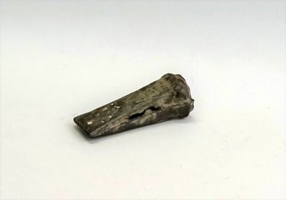 Hache à douille en bronze à patine verte.

France,...