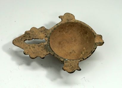 Verseur d'huile pour lampe. Bronze à patine...