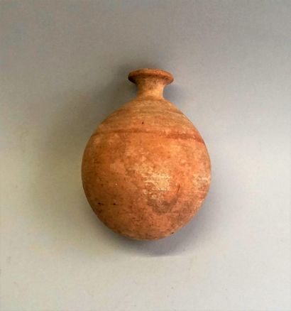 Vase boule en terre cuite beige décorée de...