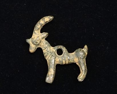 Bronze deer with green patina. Luristan,...