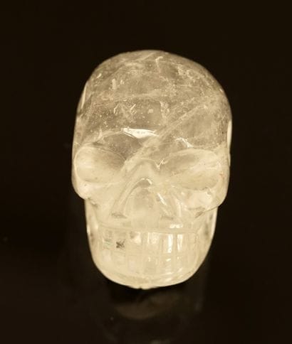 Memento mori in rock crystal. L: 4,3cm.