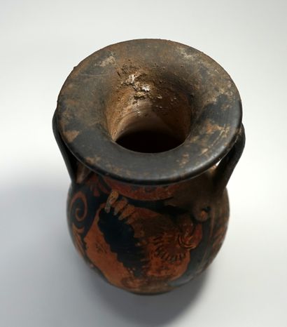 Pelike in ceramic with red figures, decorated...