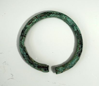 Bracelet en bronze à patine verte croûteuse....