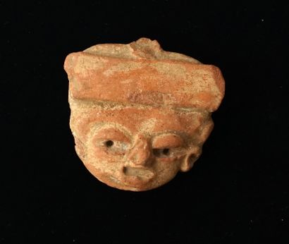 Stylized head in red clay of a notable. Veracruz....