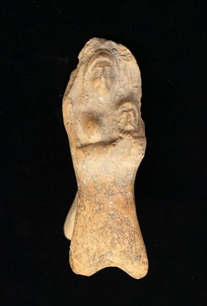 Statuette présentant une cavalière en terre...