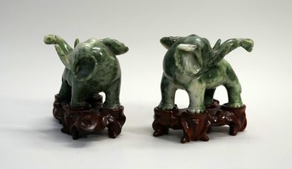 Paire d'éléphants en jade moucheté vert....
