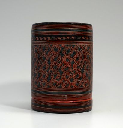 Lacquered betel box finely decorated. H:...