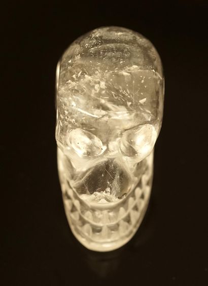 Memento mori in rock crystal. L: 3,1cm.