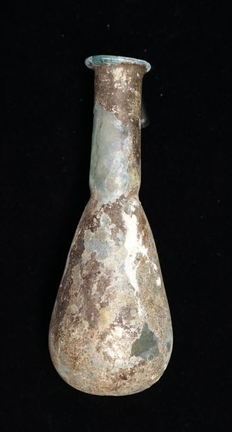 Balsamaire piriforme en verre irisé. Epoque...