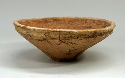Grande coupe en terre cuite rosée, cassée...
