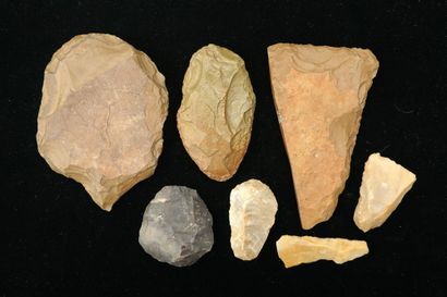 Lot of 7 pieces. An Acheulean biface (800...