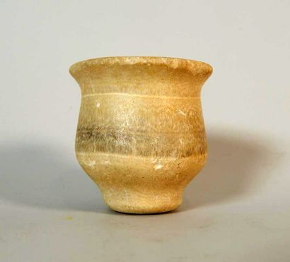 Pot en calcite, à panse globulaire, lèvre...