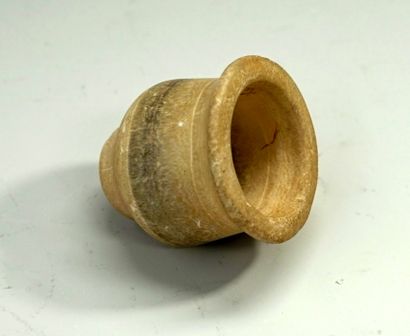 Pot en calcite, à panse globulaire, lèvre...