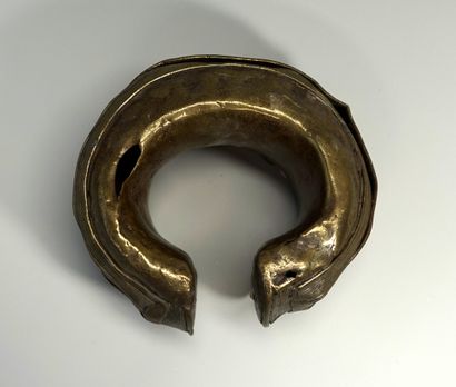 Old bracelet bell in copper sheet. Beautiful...